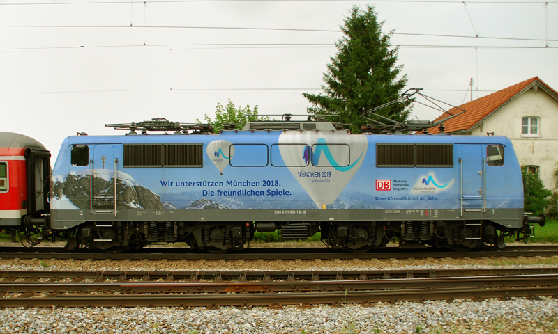 Breitseite der 111 031-1, aufgenommen am 12.06.11, bei der Durchfahrt durch A�ling.