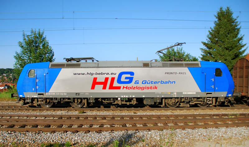 Breitseite der 185-511-3, aufgenommen am 28.06.11, bei der Durchfahrt durch A�ling.