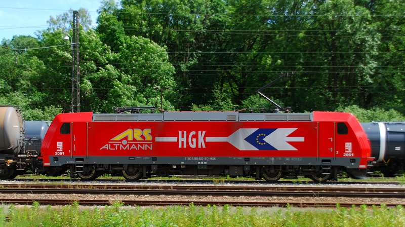 Breitseite-Portrait der 185 603-8, HGK, Altmann, aufgenommen am 11.06.12, bei der Durchfahrt durch Neuoffingen.