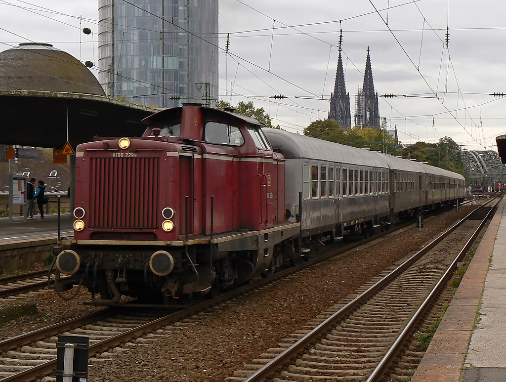 Bundesbahnfeeling in Deutz mit der VEB V100 2299 (212 299) sch�nem Wagenpark in K�ln/Messe Deutz am 22.10.2010