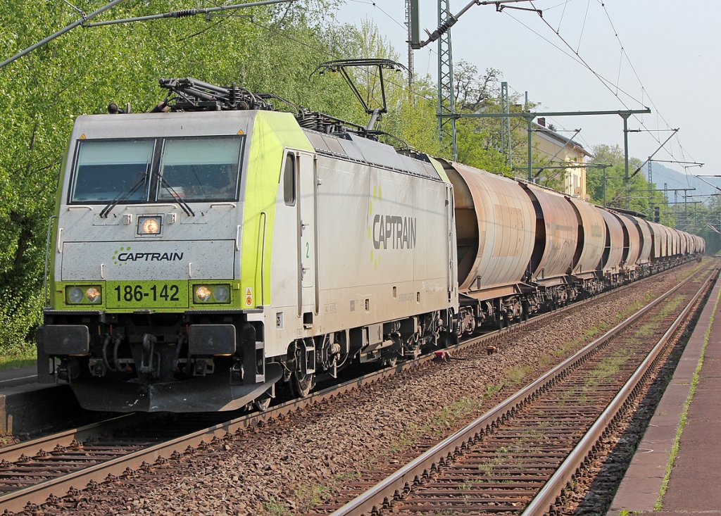 Captrain´s 186 142 mit Getreidezug in Bonn Oberkassel am 24.04.2011