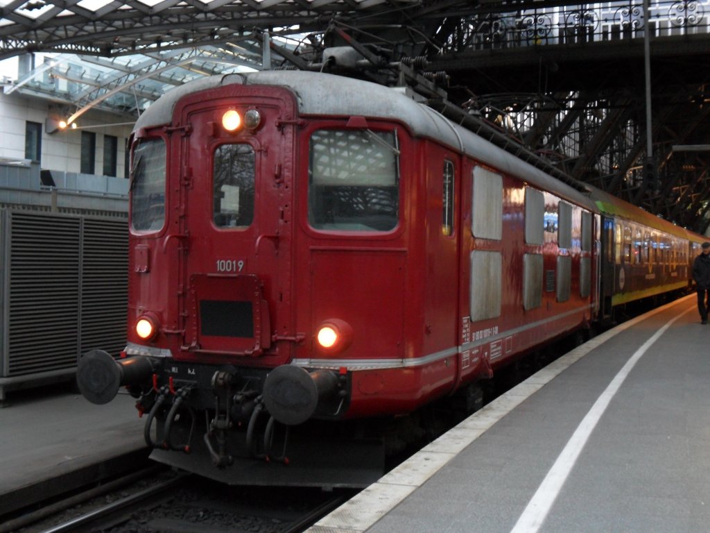 Centralbahn 10019 mit dem Eurostrand Express im K�lner Hbf am 28.11.10. Gru� an alle mitfotografen