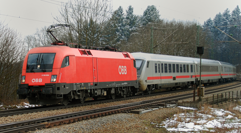 Da ist einem IC offenbar die Luft ausgegangen. 1116 254 4, mit einem ausgewachsenen IC am Haken, aufgenommen am 01.04.13, in A�ling.
