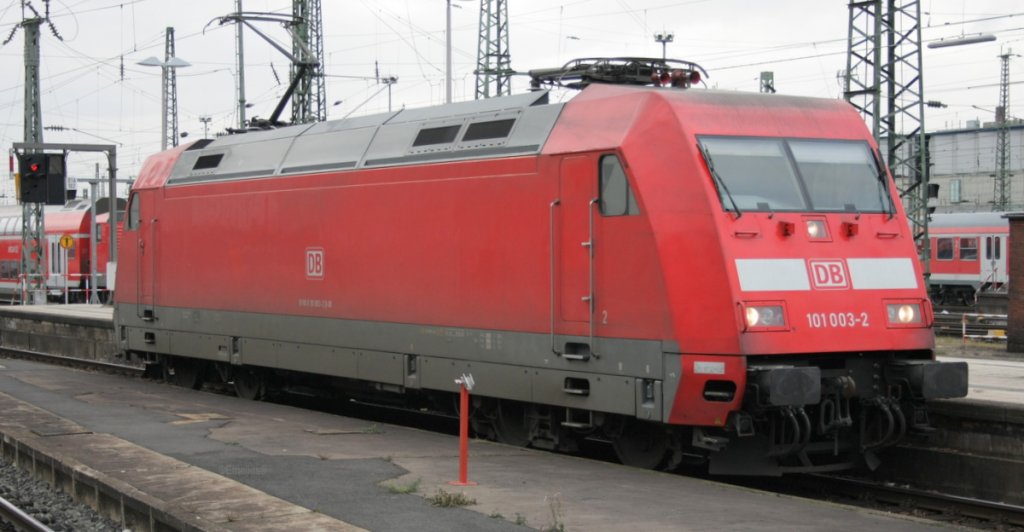 Da steht die 101 003 ja am Signal. Sie wartet auf die Rangier Erlaubnis. Sie rangierte ins Vorfeld.

P.E