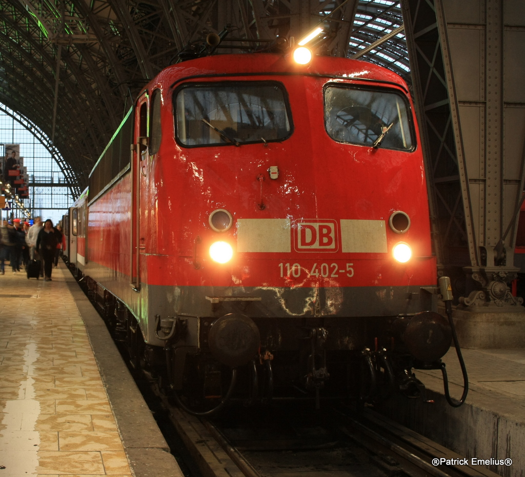 Dann kam ebenfalls aus dem Sauwetter mit Blitz, Donner und Regen am 11.05.2010 die 110 402-5 aus Gie�en nach Frankfurt am Main HBf. Doret wurde es hektisch, denn viele Menschen stiegen aus, die Studenten wollten wieder heim und die Z�ge waren mehr als �berlastet.