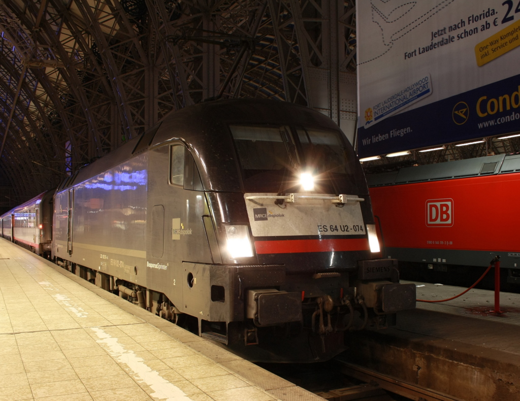 Dann kam kurz vor 23:00 Uhr die alte bekannte ES64 U2-074, Bospurussprinter der MRCE in den Franfkurter Hbf. Am 27.06.2010