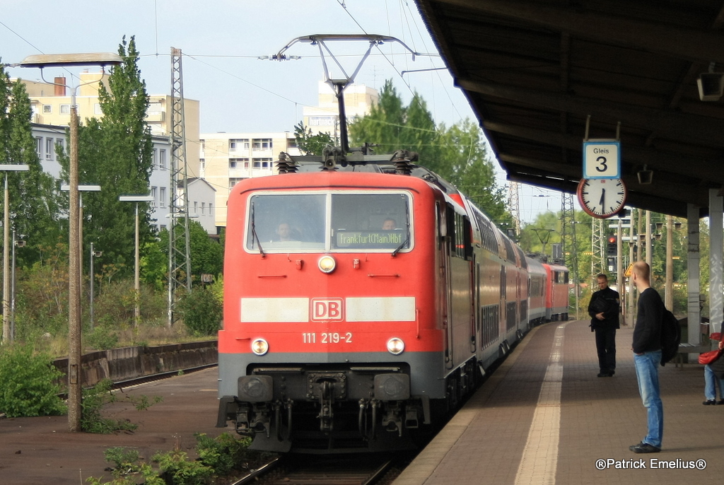 Dann kamen die Bayern 111er mit 3-M�nchen Dostos und 1 W�rzburger Fahrradwagen zwischen den N�rnberg 111er. Es zog 111 219-3 geschoben von 111 ???-?. Am 04.05.2010 wird Frankfurt am Main Ost erreicht. Sehr sch�n auch die alten Lampen im Bahnhof.