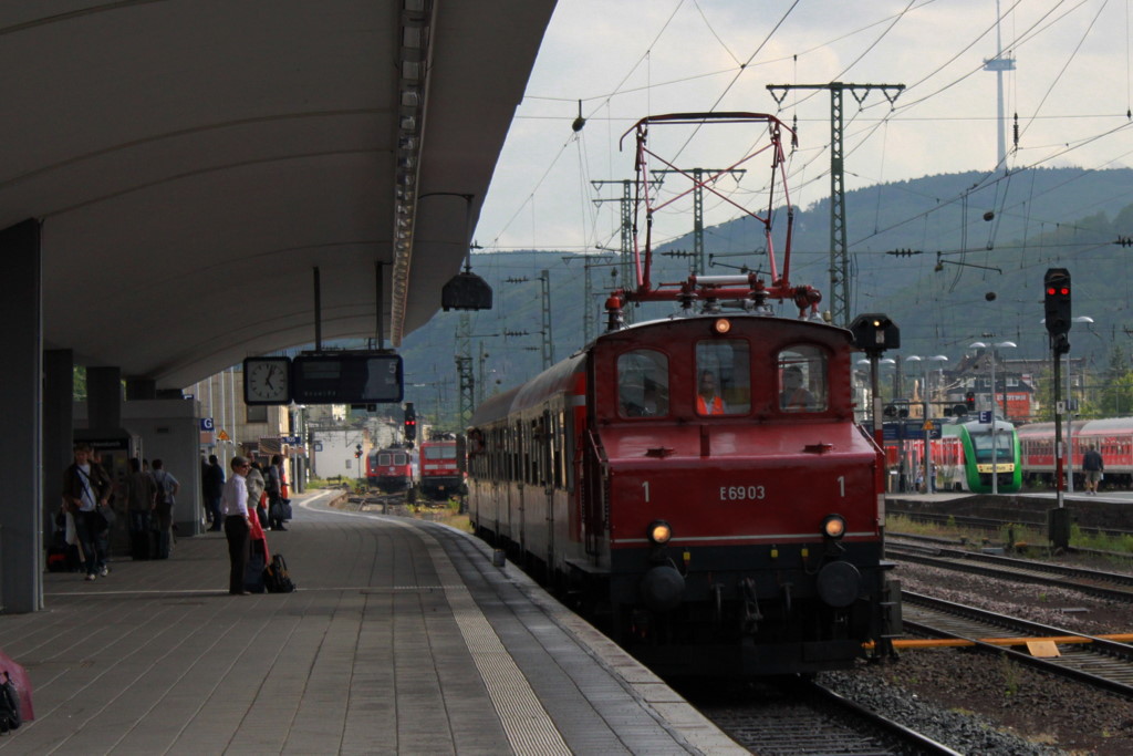 Dann nochamls E69 03 bei Ihrer vierten Fahrt am 22.05.2011 im Koblenzer Hbf