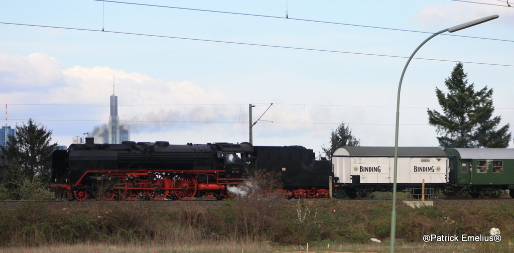 Dann das Objekt der begierde. Die 01 118 kommt von der Rhein Rundfahrt, kommt von Frankfurt Niederrad und f�hrt �ber die Verbindung Richtuung Frankfurt Griesheim. Nach dem Umweg �ber Hattersheim wird die 01 118 zur�ck nach Frankfurt S�d fahren und die Fahrt vom 11.04.2010 endete.