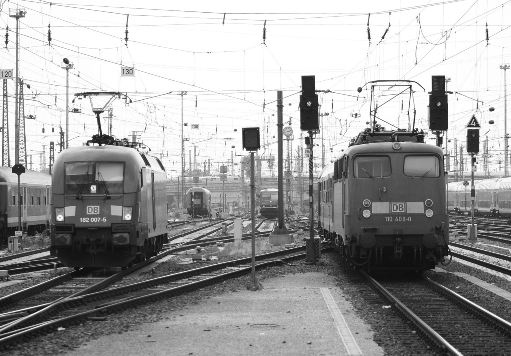 Dann traf mich gleich zweimal der Schlag am 18.06.2010 als erstens der Stadtexpress nach Limburg nun mit N-Wagen und 110 409-0 verkehrte. Normalerweise ist hier der Trabbi mit Dostos im Einsatz. Der zweite Schlag taf mich gleich ein Gleis weiter. Es ist die 182 007-5 die von DB-Regio angemietet wurde. Alles gesehn in Frankfurt HBf.