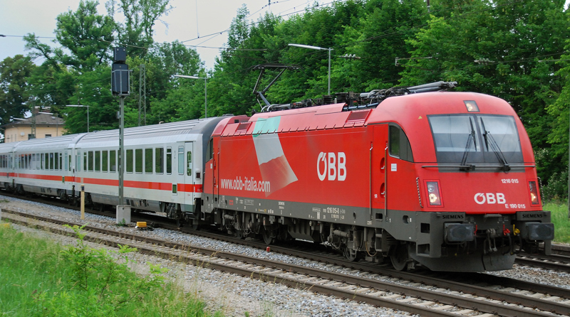Das ist er nun; der f�nfte Italien-Taurus! 1216 015-8, aufgenommen am 11.06.11, bei der Durchfahrt durch A�ling.
