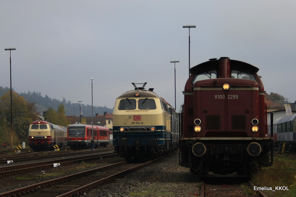 Das erste Bild aus Franlenberg an der Eder mit der V 100 2299, 217 014 une der 218 105. Aufgenommen am 23.10.2010