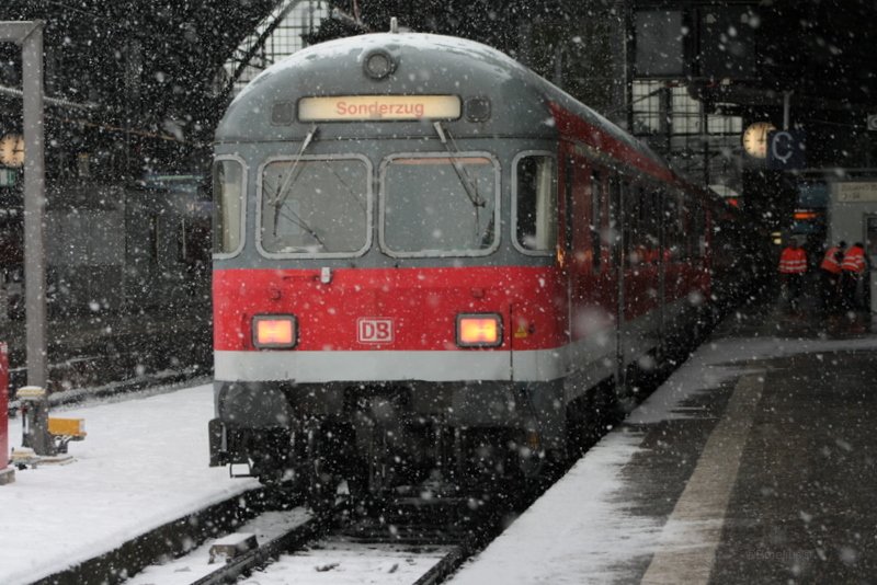 Das ist mein erster Karlsruher Kopf den ich in Frankfurt sehe. Er brachte die Fu�ball Fans aus K�ln zum Sportfeld und stellt sich im Hauptbahnhof Frankfurt unter bis das Spiel zu Ende ist. Hinten hing die 111 013. Ich fand es interesant das teilweise die t�ren im inneren mit schweren Ketten verschlossen wurden. Kann mir keinen Reim daraus machen. 

Patrick E.