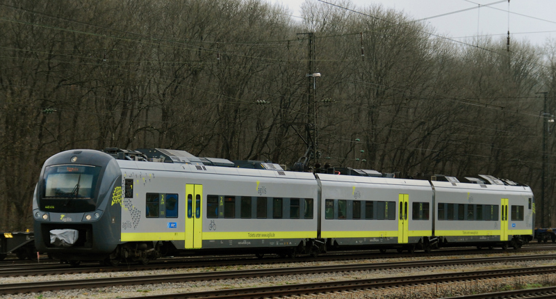 Das sind sie, die neuen Agilis, die jetzt den Regionalverkehr zwischen Ulm und Donauw�rth �bernommen haben.
440 414, aufgenommen am 19.03.12.