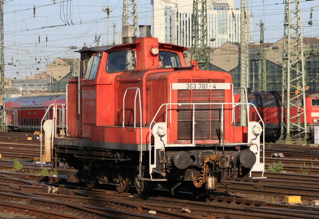 Das Stangenmoped 363 701-4 rangierte flugs hinter der E10 hinterher und zieht diesen am 04.06-2010 aus dem Frankfurter Hbf in Richtung Mainzer Becken.

