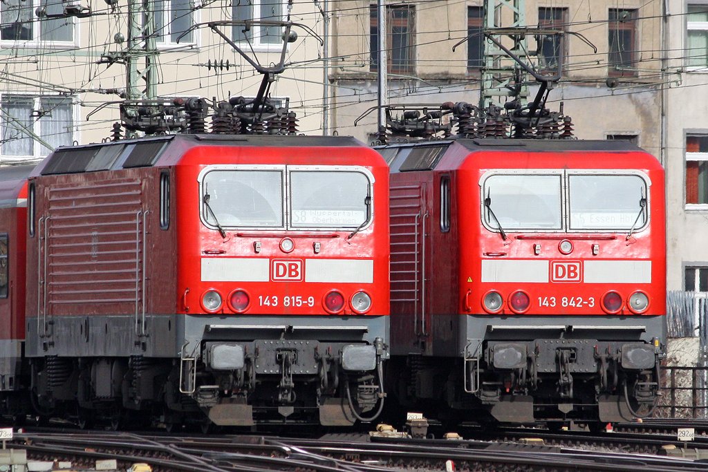 Das Trabbi Treffen bei der ausfahrt aus dem D�sseldorfer Hbf mit 143 815-9 und 143 842-3 am 22,02,10