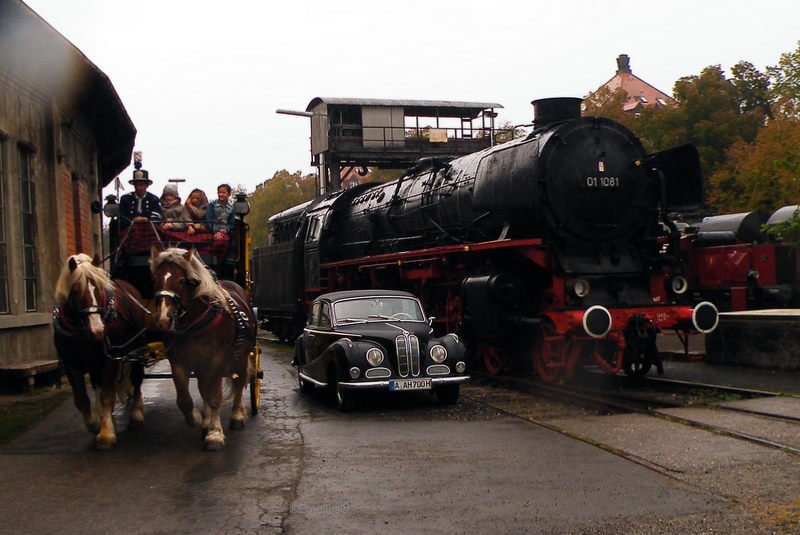 Das treffen verschiedener Genarationen. Vor der Dampfmaschienen kam das Pferd danach wurde die Dampfmaschiene und danch das Auto erfunden. Hier im Bahnpark Augsburg.

Patrick E.