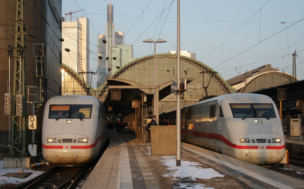 Das Treffen zweier ICE1 ist in Frankfurt nicht selten, doch selten geschieht dies bei diesem herlichen Sonnenuntergangs-Licht. Ich bitte doch um Kommentare von euch.

Patrick E.