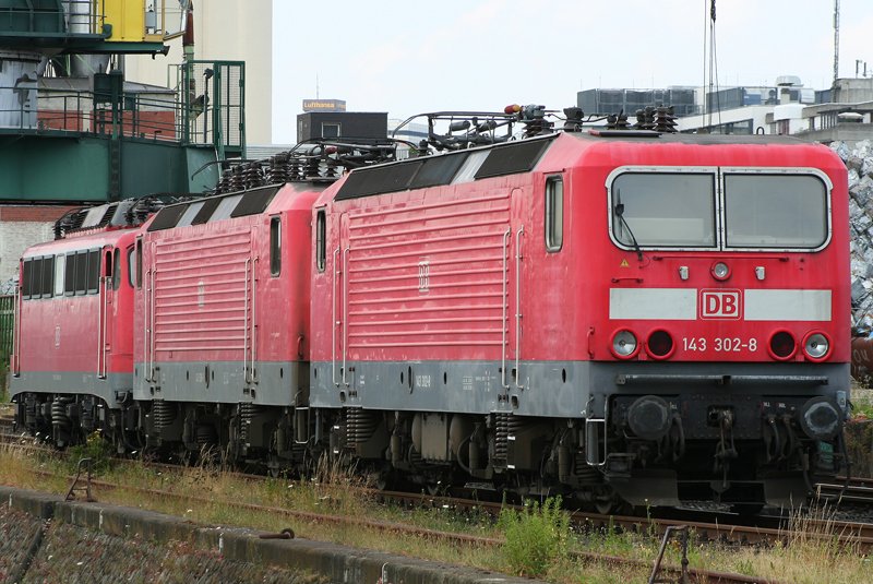 Das wars dann wohl mit der 143 302-8 . Sie wartet darauf verschrottet zu werden am 04.07.09 