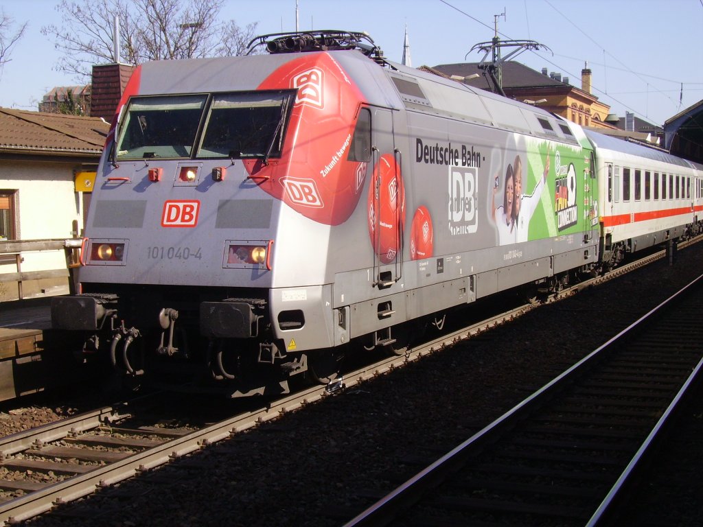 DB 101 040-4 mit einem IC im Bonner Hbf 
