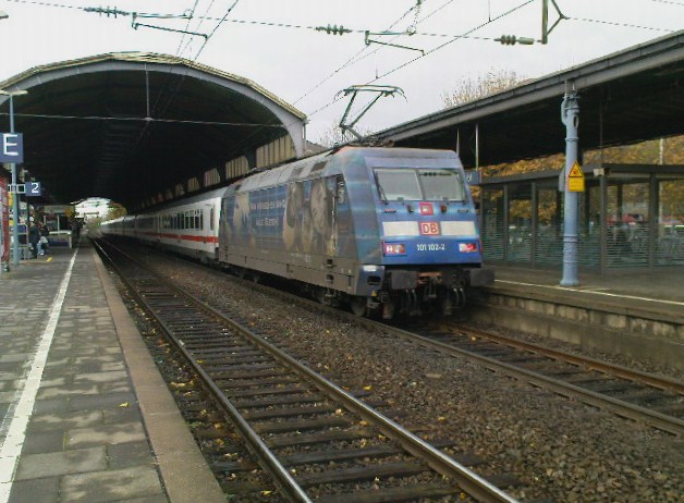 DB 101 102 mit dem IC nach Hamburg-Altona im Bonner Hbf am 5.11.10 