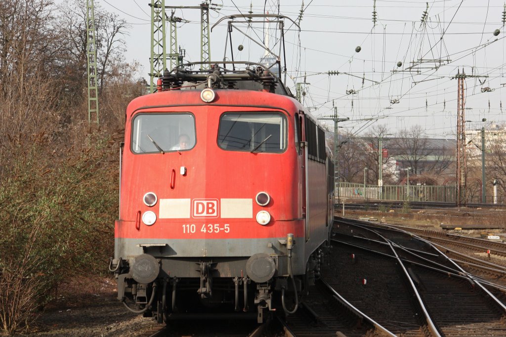 DB 110 435 am 12.3.11 bei der Einfahrt in K�ln Messe/Deutz