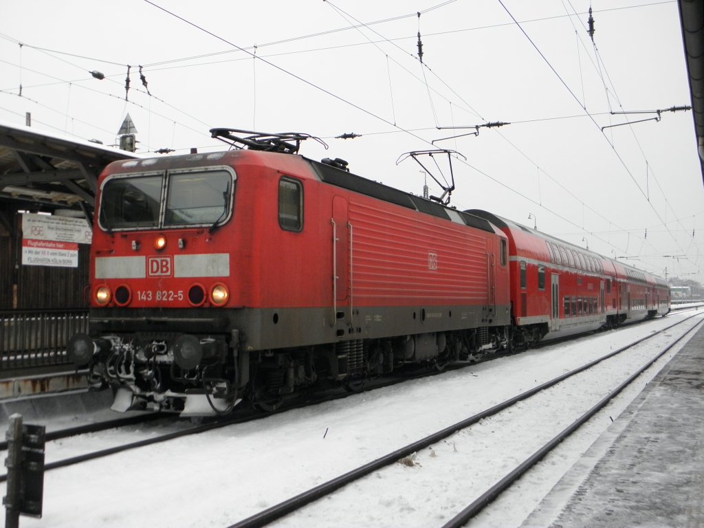 DB 143 822-5 mit dem RB27 in Beuel am 20.12.10