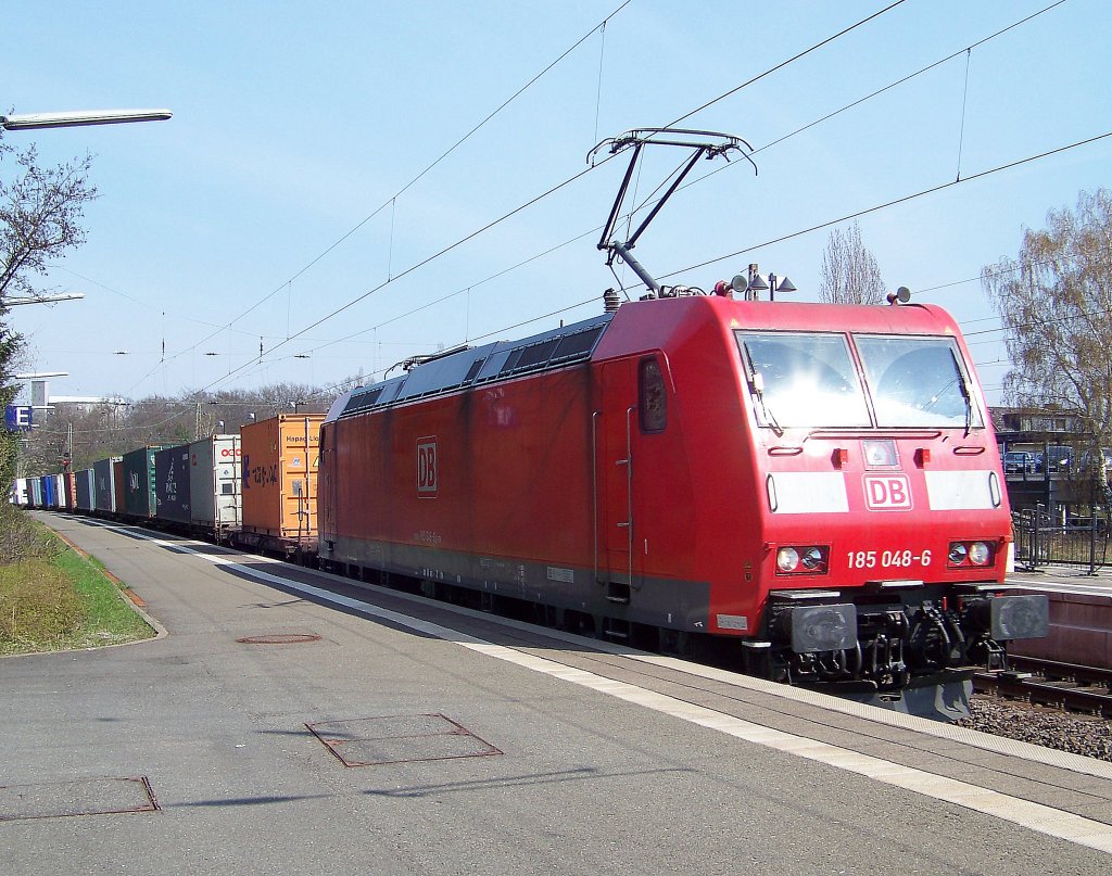 DB 185 048-6 f�hrt mit einen Containerzug durch Uelzen (13.04.10)