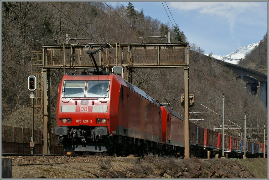 DB 185 120-3 und eine weiter mit dem Winner Zug auf der Gotthard S�drampe bei Giornico (am Schluss lief noch eine dritte 185 mit) 
3. April 2013 