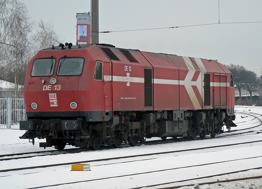 DE 13 der HGK kommt aus dem BW Vochem, um gleich einen Zug zu �bernehmen, aufgenommen in Br�hl Vochem am 28.12.2010