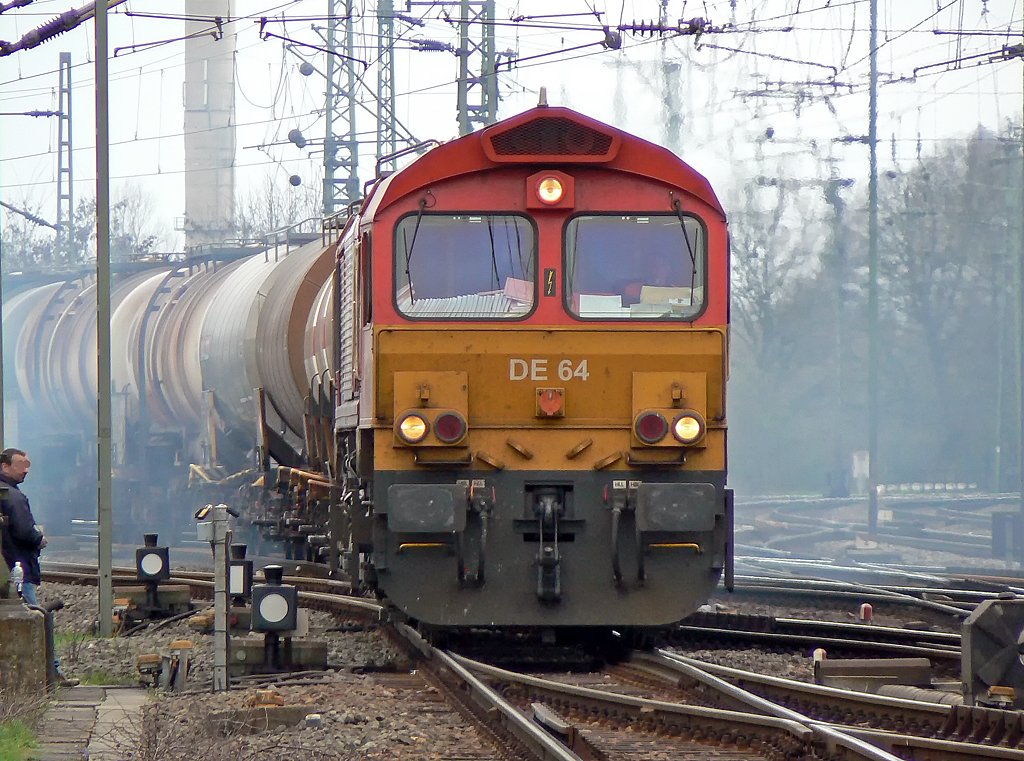 DE 64 biegt aufs Gleisvorfeld des Gbf´s K�ln Gremberg ein ; 30.03.2010