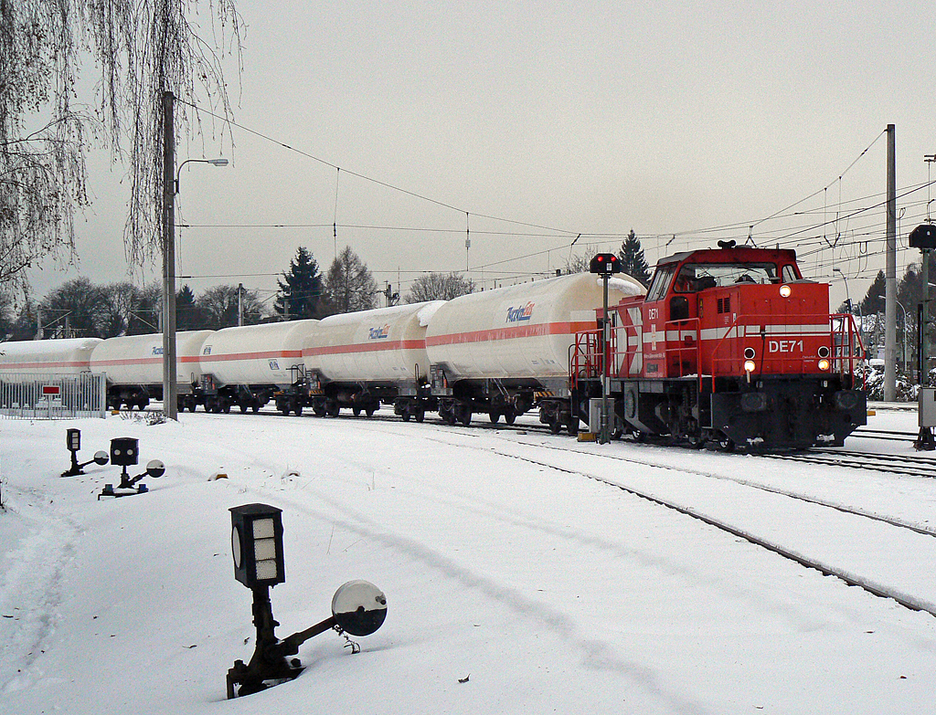DE 71 bringt einen Kesselwagenzug rtg Bereitstellungsgruppe in Br�hl Vochem am 28.12.2010