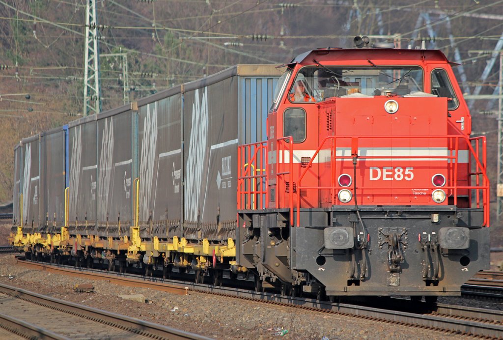 DE 85 der HGK mit  MEGA COMBI  in K�ln West am 16.02.2011