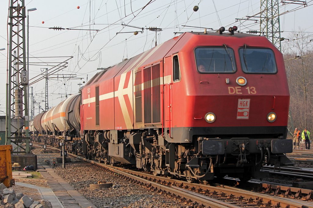 DE13 der HGK bei der Einfahrt in den Gbf Gremberg am 01.03.2011