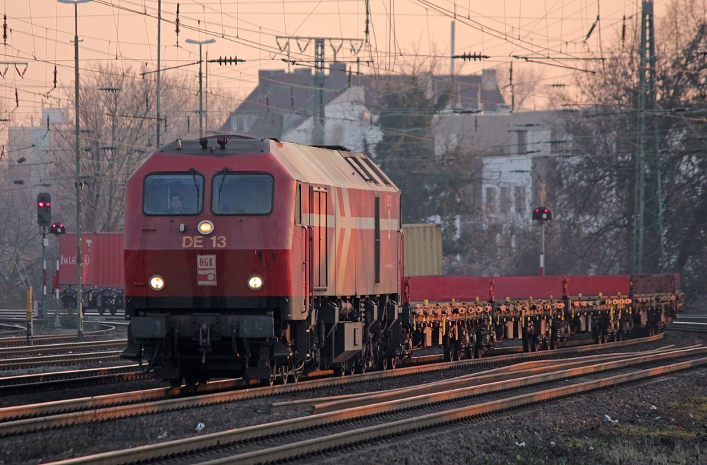 DE13 der HGK mit kurzem Gz. bei Sonnenuntergang in K�ln West am 02.03.2011