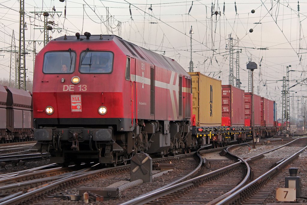 DE13 der HGK verl�sst Gremberg mit einem Containerzug am 24.03.2011