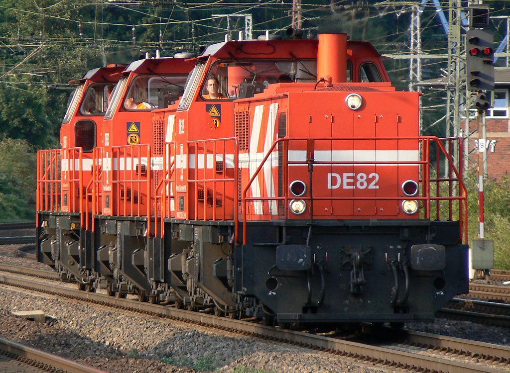 DE82 im Lokzug mit zwei Schwestermaschinen in K�ln-West am 30.07.2010, man beachte den Tf. der zweiten Lok ;-) !