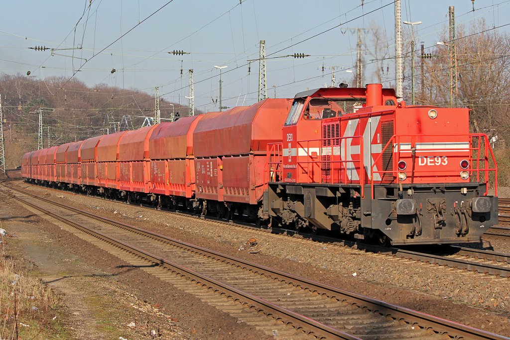 DE93 der HGK mit firmeneignen Fals Wagen in K�ln West am 22.02.2011