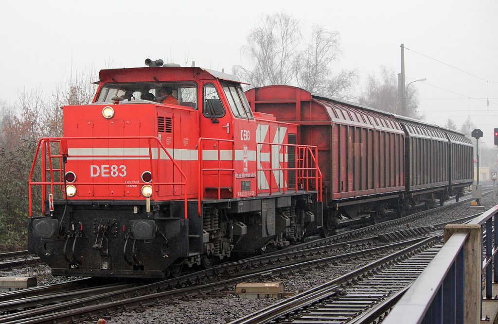 DE93 kommt drei Waggons um die Ecke in Br�hl Vochem am 24.02.2011