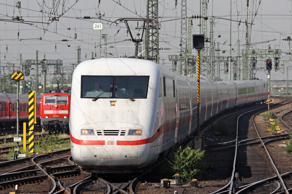 Der 401 001-3 in Frankfurt Hbf am 01,07,10