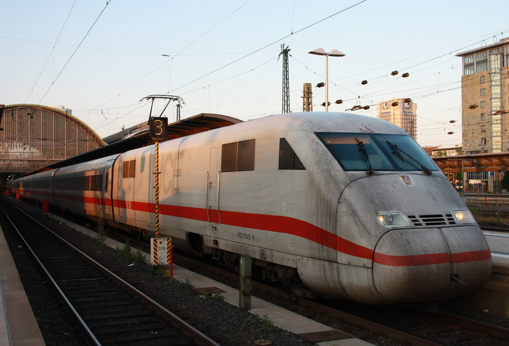 Der 402 045-9 ist eigentlich ein ICE2 Triebkopf, doch er fuhr gemeinsam mit 401 563-2 als ICE1 Garnitur. So gesehen am 27.06.2010 im Frankfurter Hbf. Allerdings ziemlich verdreckt