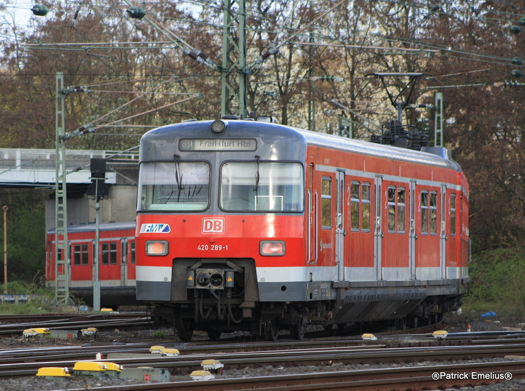 Der 420 298 und ein weiterer 420er machen sich auf um wieder in den Einsatz zu gehen. Frisch gewaschen macht das doch einen recht guten Eindruck. Aufgenommen am 11.04.2010