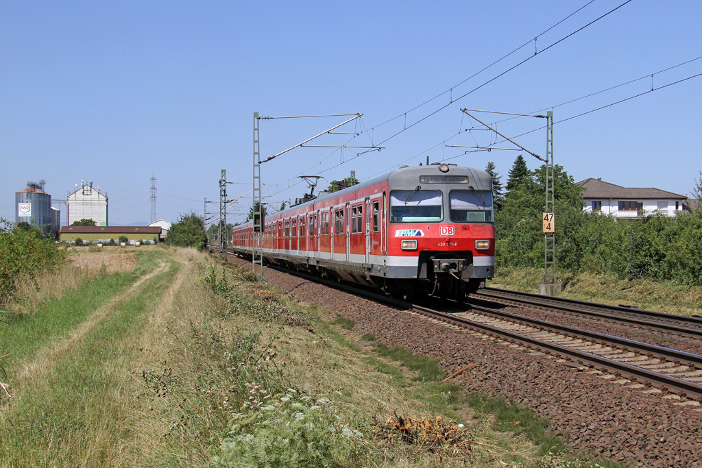 Der 420 771-8 und 420 807-0 in Riedstadt-Wolfskehlen am 01,08,12 