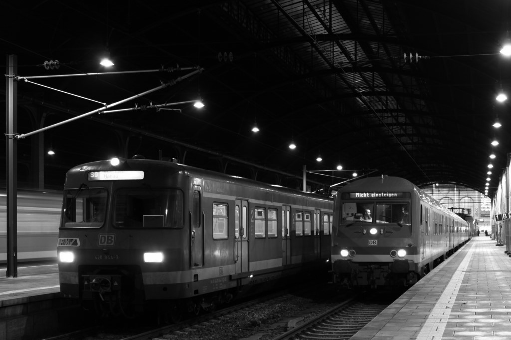 Der 420 844 wartet auf Abfahrt als S9 aus dem Wiesbadener Hbf´s. Nebenan steht ein Wittenberger Kopf der am 11.12.2010 Ihren letzten Tag auf der rechten Rheinstrecken genossen hat.