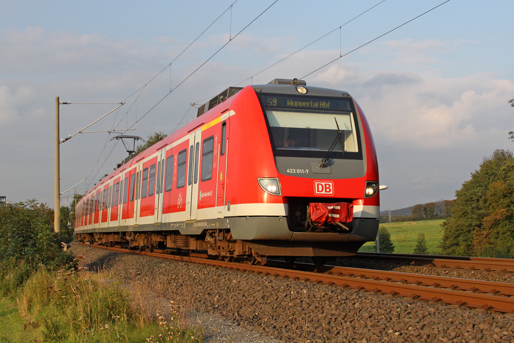 Der 422 011-7 als S9 nach Wuppertal Hbf in Neviges am 15,09,11 