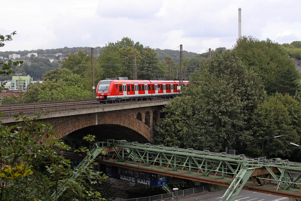 Der 422 060-1 als S8 nach Hagen in Wuppertal Sonnborn am 13,09,11