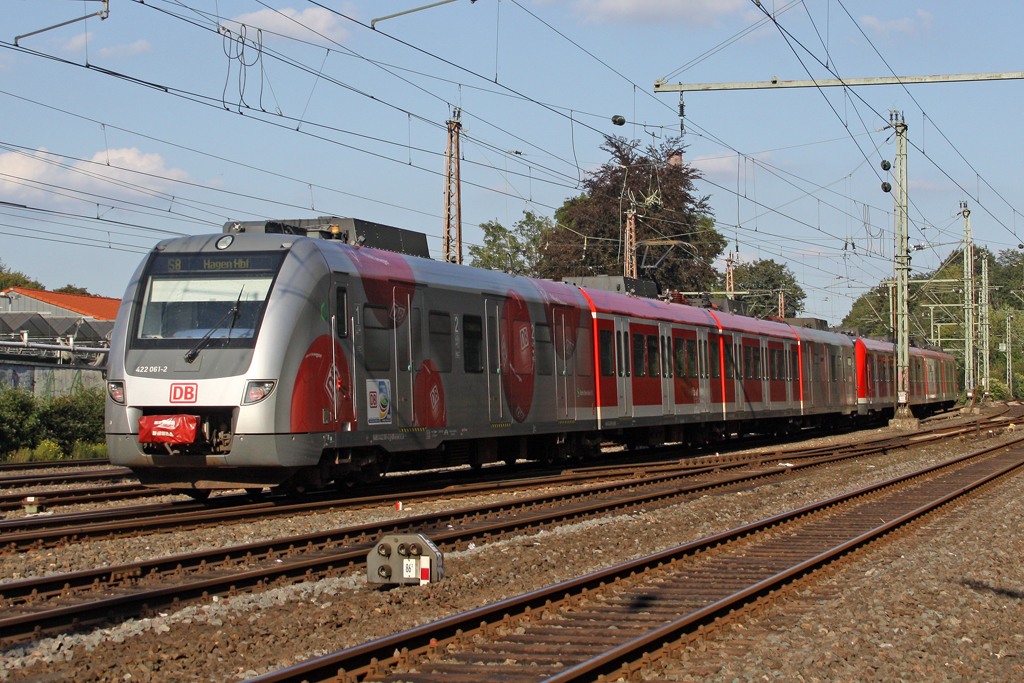 Der 422 061-2 als S8 richtung Hagen Hbf in Wuppertal Oberbarmen am 03,09,11