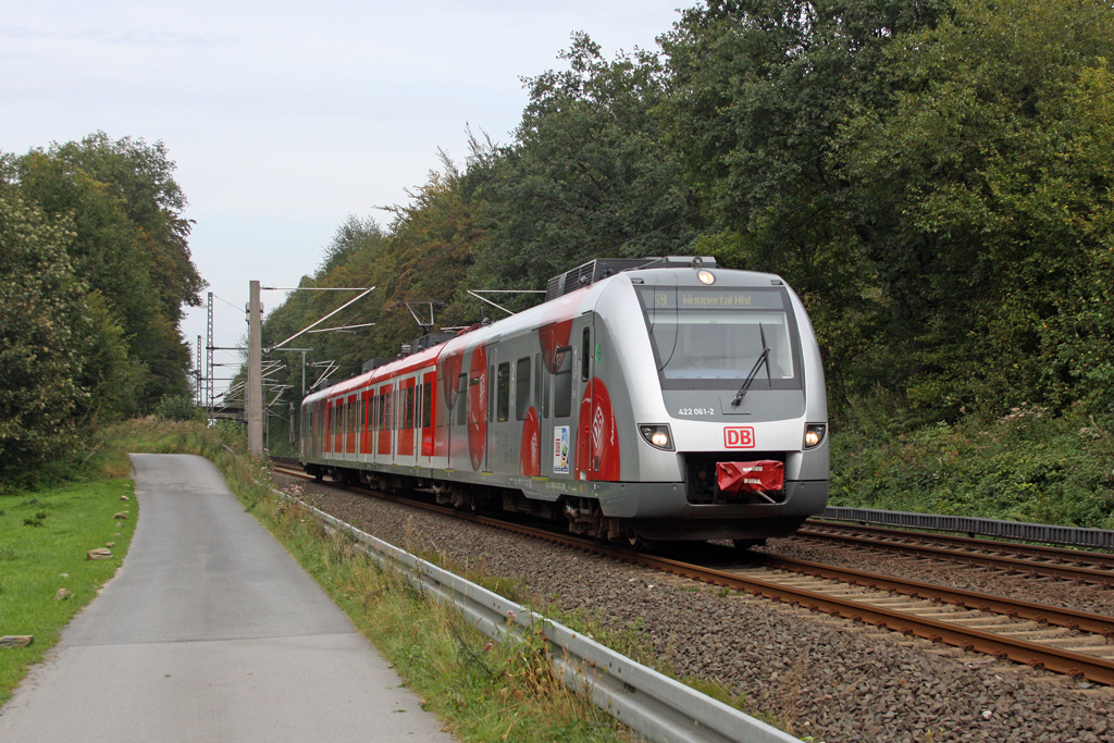 Der 422 061-2 als S9 nach Wuppertal Hbf in W�lfrath Oberd�ssel am 16,09,11 