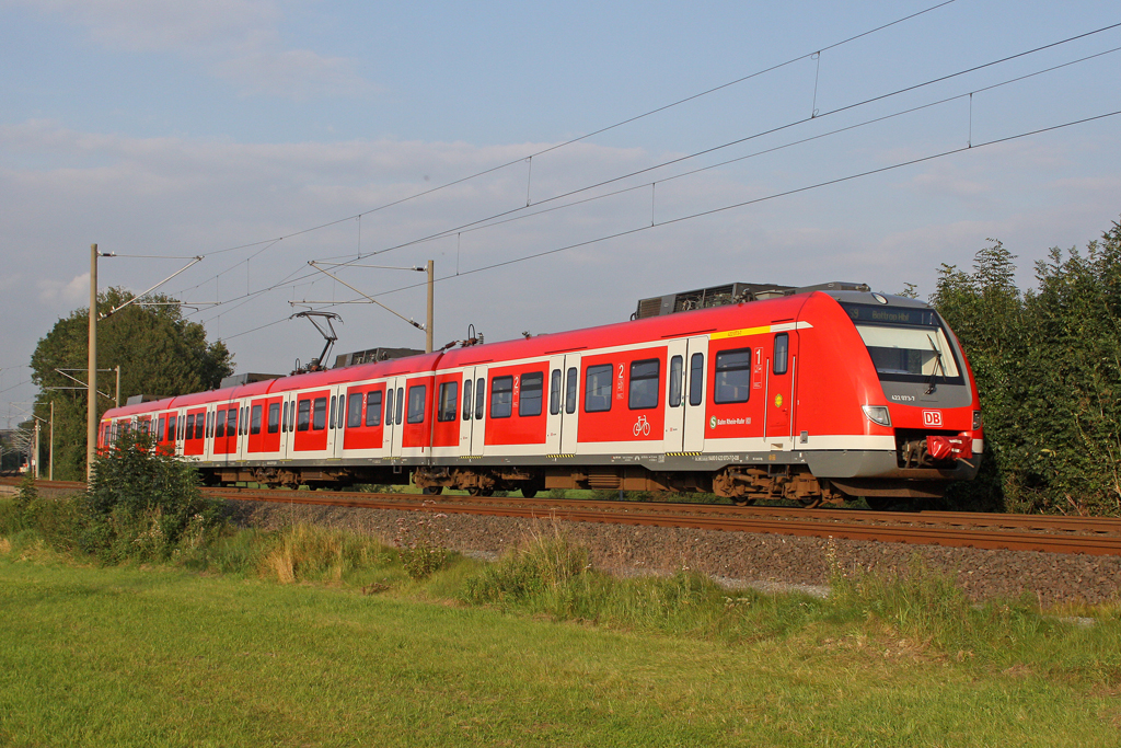 Der 422 073-7 als S9 nach Bottrop Hbf in Neviges am 15,09,11 