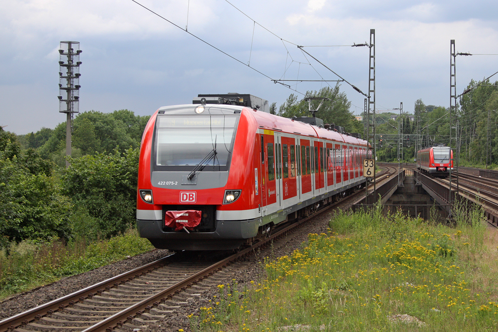 Der 422 075-2 in Wuppertal Sonnborn am 10,06,11